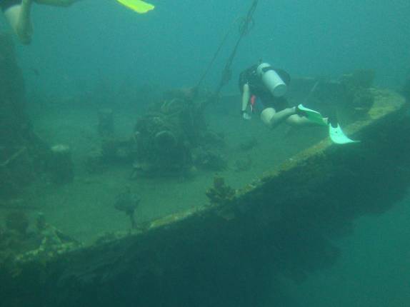 Chegando ao Lesleen M, naufrágio em Soufriere, sul de Santa Lúcia, no Caribe